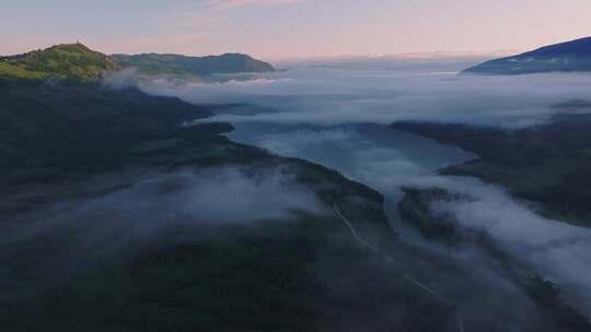 航拍夏季清晨云雾笼罩的新疆喀纳斯湖合集