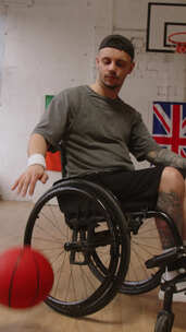 室内球场轮椅弹跳篮球男子的垂直肖像