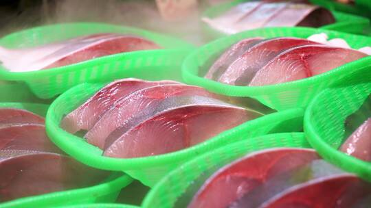 塑料盘中分割好的冰鲜三文鱼