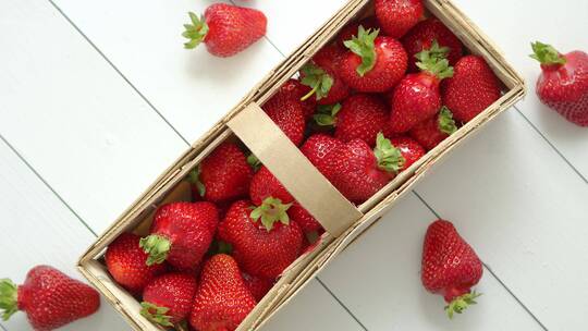 木箱里的新鲜草莓