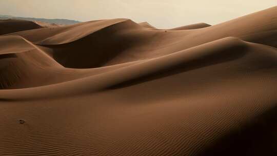 航拍广阔无垠的沙漠黄沙响沙