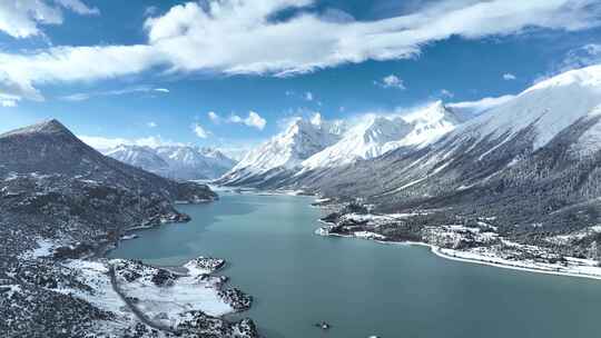 西藏昌都市八宿县然乌湖和雪山森林航拍风光