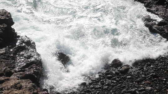 海浪和海水膨胀撞上海岸的岩石