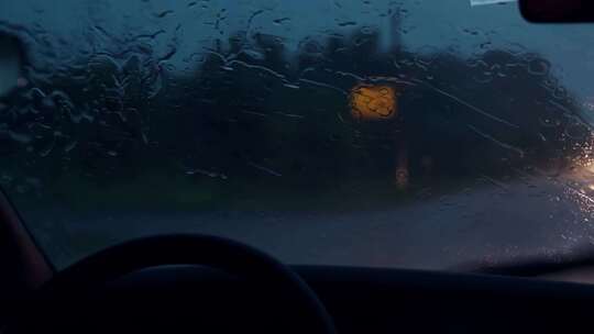 在暴风雨中行驶雨刮下雨天开车危险驾驶_4K