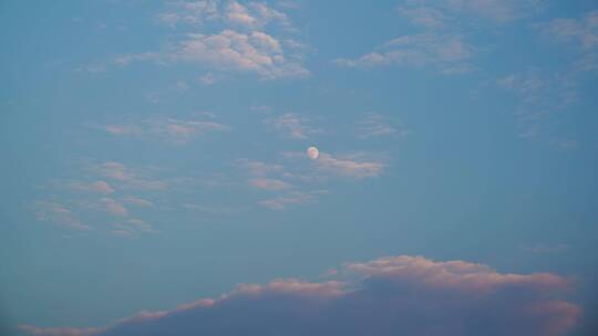傍晚月亮升起延时蓝色天空黄昏云朵乡村天空视频素材模板下载