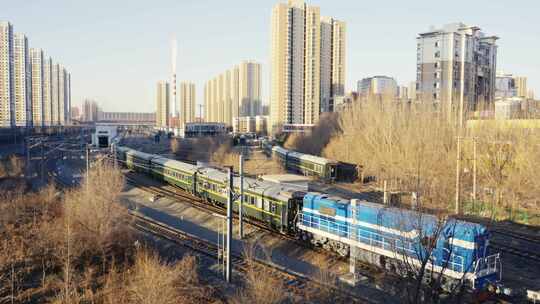 城市中铁路火车行驶画面绿皮火车原声视频