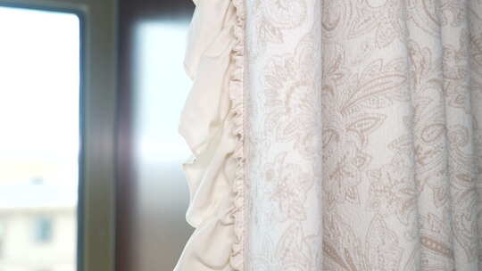 室内花纹窗帘特写