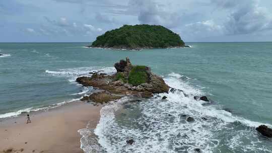 航拍泰国普吉岛拉威奈汉海滩夏季海滨风光