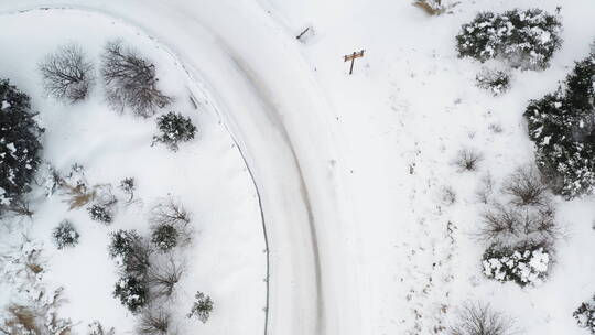 4K湖北神农架无人机航拍雪景山区拍越野车