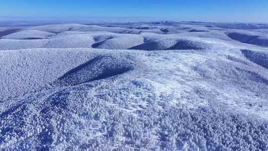 4K航拍大兴安岭崇山峻岭林海雪原