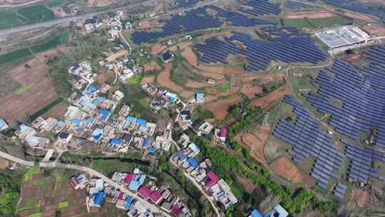航拍农村山坡上的太阳能电池板光伏发电场