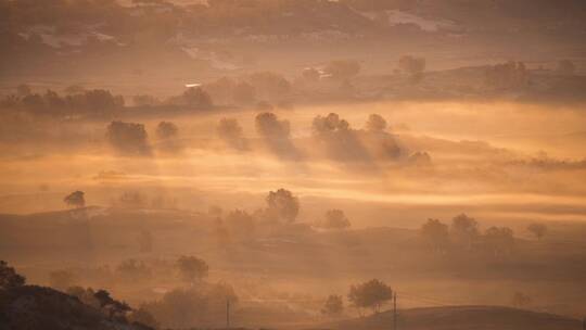乌兰布统大草原秋天的晨雾