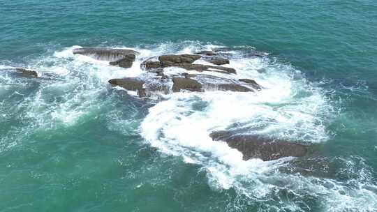 海中礁石航拍海水冲刷礁石潮水海浪拍打岩石