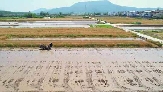 乡村农田机械耕地航拍