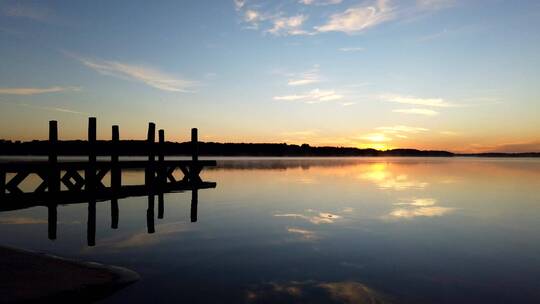 湖面上太阳升起的景观延时