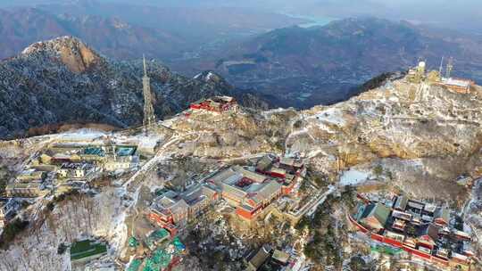 一场春雪后的泰山