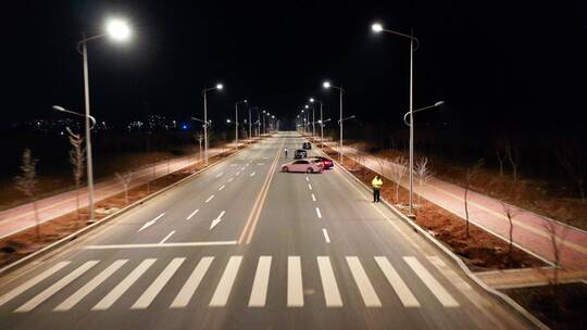 夜晚公路上一排跑车在行驶