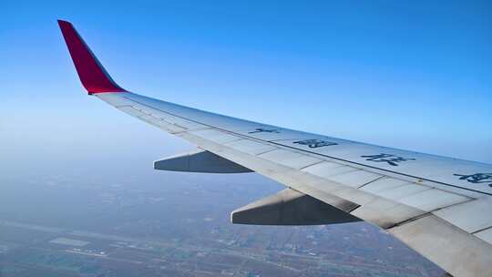 飞机在高空云层平流层上飞行巡航航行