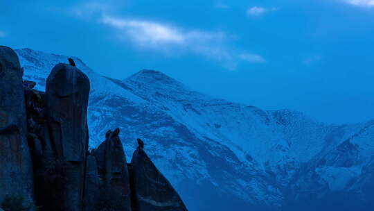 西藏拉萨色拉乌紫雪山秃鹫中景高清延时