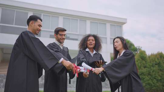 一群不同的学生在校外庆祝大学成就。