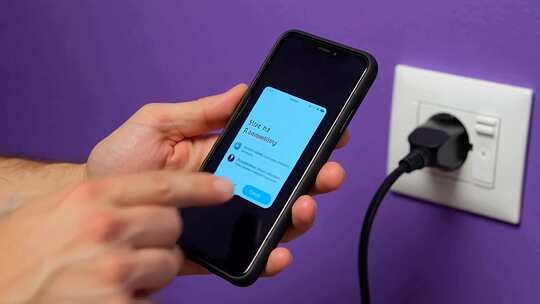 手持手机进行登录操作