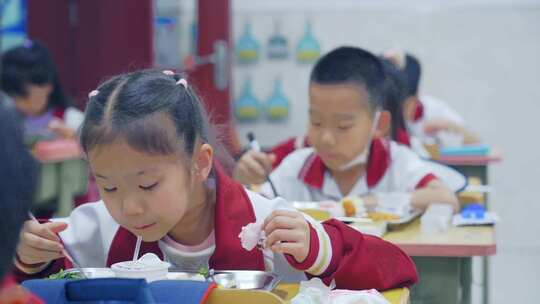 小学生排队打午餐，吃午餐合集