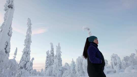 女孩在芬兰北极圈拉普兰探索美丽的白雪覆盖