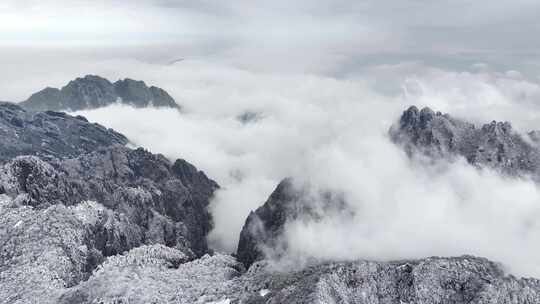 云雾缭绕的雪山景色 安徽黄山 怪石