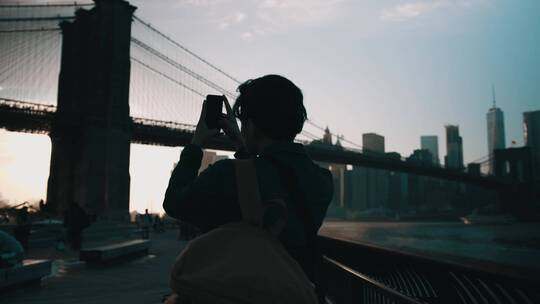 游客在布鲁克林桥拍摄照片