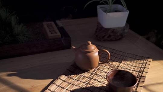 升格午后阳光照在摆着紫砂壶的木质桌子上