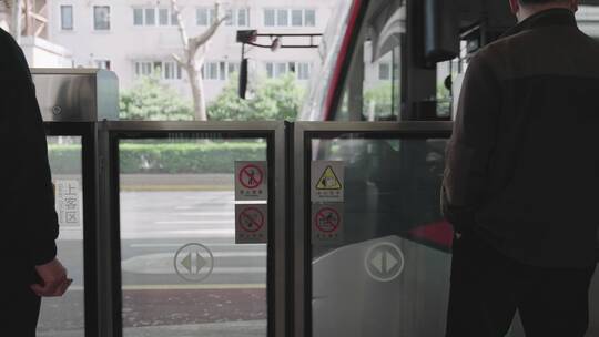 2022上海疫情街公交站公交进展乘客上下车视频素材模板下载