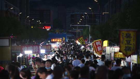 繁华的夜市人潮汹涌的人群