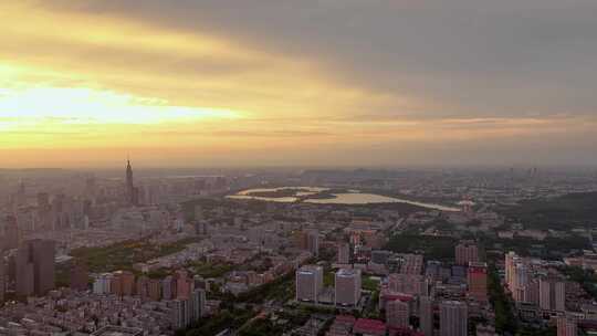 航拍南京紫峰大厦和玄武湖日落