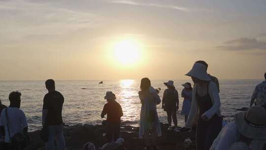 北海冠头岭海边人群日落海浪