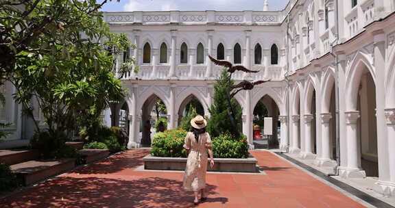 在新加坡旅行的年轻女子
