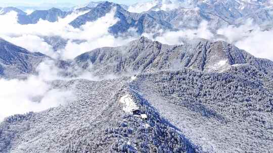 镜头从成都西岭雪山上空飞越