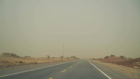 汽车在沙漠公路行驶行车记录仪驾驶第一视角