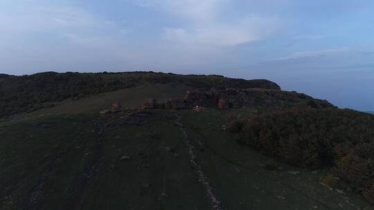 舜王坪山顶草坪草地山路巨石阵航拍4K