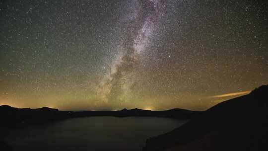 夜晚山水上空的星星延时