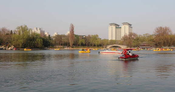 春天北京紫竹院公园湖面上的游船