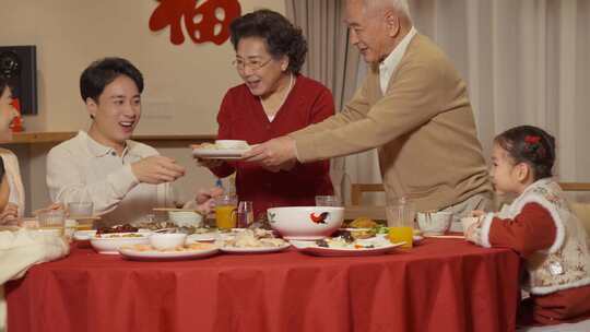 春节一家人温馨团圆饭