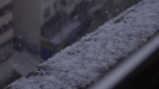 下雪天雪花飘落在阳台上