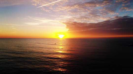 令人惊叹的海上日落，海水上明亮的橙色日落地平线水