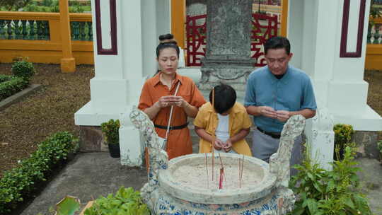 配偶和儿子参观古代祭坛