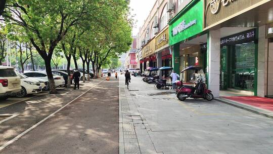 疫情小区门店步行街路上行人街头景象