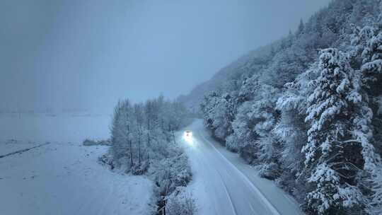 汽车行驶在冬天的林海雪原