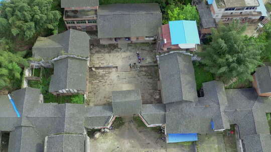 航拍四川农村的一个古老的院落