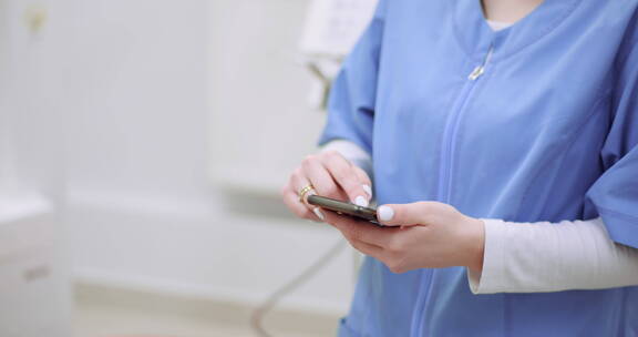 女医生在诊所使用智能手机