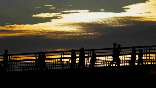 日余晖下天桥上的行人升格镜头