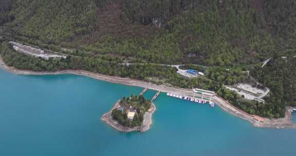 西藏林芝地区巴松错村庄神湖春色高空航拍